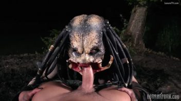 HORRORPORN หนังโป๊ฝรั่ง Predator Dick Hunter xxx นักล่าควยสาวสวยใส่หน้ากาก ขึ้นมาจากหนองน้ำมาดูดควยหทารบนบก แล้วขึ้นขย่มควยโยกอย่างฟิน นั่งตอแบบไม่ยั้ง จนทหารทนไม่ไหว ปล่อยในจนน้ำเงี่ยนหีทะลักสวนควย