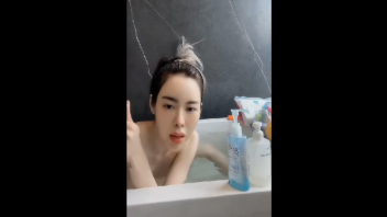 คลิปหลุดไลฟ์สด VK live ดาราไทยดังอายุ34ปีชื่อ”ไอซ์ ปรีชญา” ตั้งกล้องอาบน้ำโชว์ในกลุ่มลับ18+ เห็นเต้านมทั้งยวงพร้อมกับเนินโหนกหีสีดำเพราะหมอยไม่ได้โกน ถูสบู่เพลินๆจนน้ำแตก