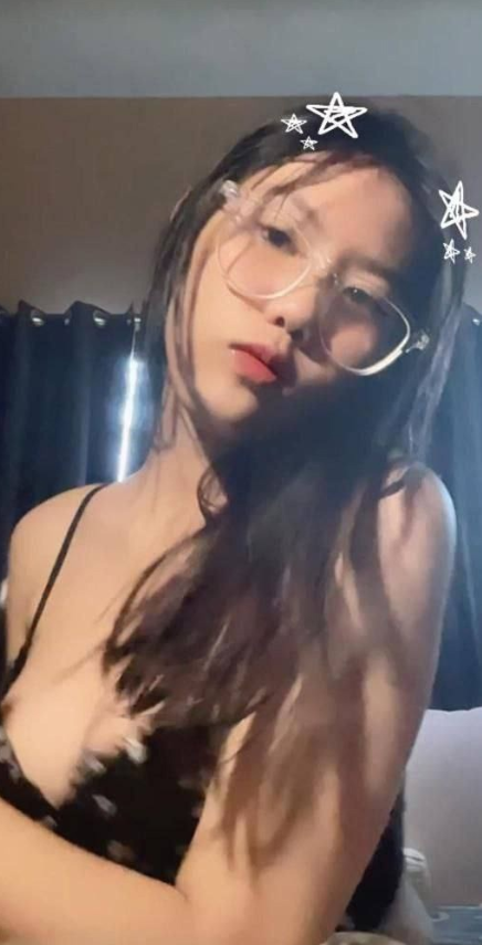 คลิปหลุดสาวแว่น ไลฟ์สดโม๊คควยผัวโชว์เสียว ซอยหีถี่ๆ เย็ดสดแตกใน